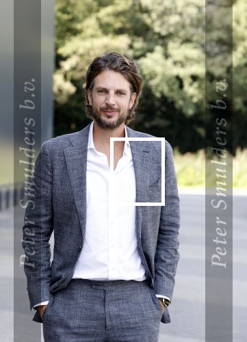 Barneveld 23 augustus 2023
Dorian Bindels en Soy Kroon gaan de mannelijke hoofdrollen spelen in 40-45 de Musical die door Studio 100 geproduceerd wordt . De vrouwelijke hoofdrollen worden vertolkt door Niniane Everaert en Gaia Aikman .De voorstelling gaat spelen in de midden Nederland hallen. Gert Verhulst is de bedenker. Renze Klamer presenteert het .