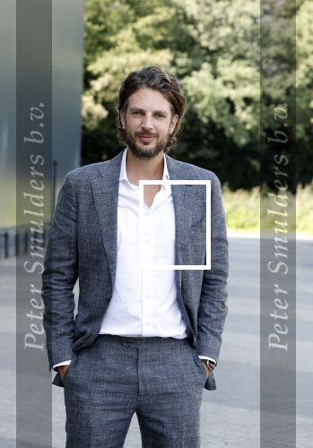 Barneveld 23 augustus 2023
Dorian Bindels en Soy Kroon gaan de mannelijke hoofdrollen spelen in 40-45 de Musical die door Studio 100 geproduceerd wordt . De vrouwelijke hoofdrollen worden vertolkt door Niniane Everaert en Gaia Aikman .De voorstelling gaat spelen in de midden Nederland hallen. Gert Verhulst is de bedenker. Renze Klamer presenteert het .