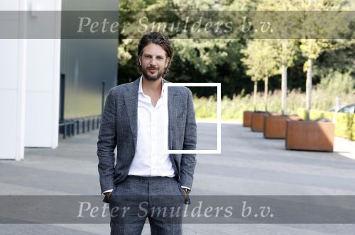 Barneveld 23 augustus 2023
Dorian Bindels en Soy Kroon gaan de mannelijke hoofdrollen spelen in 40-45 de Musical die door Studio 100 geproduceerd wordt . De vrouwelijke hoofdrollen worden vertolkt door Niniane Everaert en Gaia Aikman .De voorstelling gaat spelen in de midden Nederland hallen. Gert Verhulst is de bedenker. Renze Klamer presenteert het .