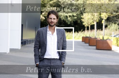 Barneveld 23 augustus 2023
Dorian Bindels en Soy Kroon gaan de mannelijke hoofdrollen spelen in 40-45 de Musical die door Studio 100 geproduceerd wordt . De vrouwelijke hoofdrollen worden vertolkt door Niniane Everaert en Gaia Aikman .De voorstelling gaat spelen in de midden Nederland hallen. Gert Verhulst is de bedenker. Renze Klamer presenteert het .