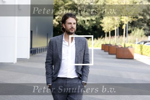 Barneveld 23 augustus 2023
Dorian Bindels en Soy Kroon gaan de mannelijke hoofdrollen spelen in 40-45 de Musical die door Studio 100 geproduceerd wordt . De vrouwelijke hoofdrollen worden vertolkt door Niniane Everaert en Gaia Aikman .De voorstelling gaat spelen in de midden Nederland hallen. Gert Verhulst is de bedenker. Renze Klamer presenteert het .