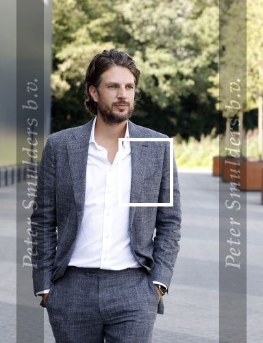 Barneveld 23 augustus 2023
Dorian Bindels en Soy Kroon gaan de mannelijke hoofdrollen spelen in 40-45 de Musical die door Studio 100 geproduceerd wordt . De vrouwelijke hoofdrollen worden vertolkt door Niniane Everaert en Gaia Aikman .De voorstelling gaat spelen in de midden Nederland hallen. Gert Verhulst is de bedenker. Renze Klamer presenteert het .