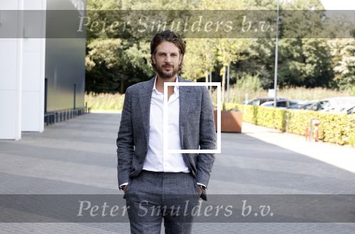 Barneveld 23 augustus 2023
Dorian Bindels en Soy Kroon gaan de mannelijke hoofdrollen spelen in 40-45 de Musical die door Studio 100 geproduceerd wordt . De vrouwelijke hoofdrollen worden vertolkt door Niniane Everaert en Gaia Aikman .De voorstelling gaat spelen in de midden Nederland hallen. Gert Verhulst is de bedenker. Renze Klamer presenteert het .