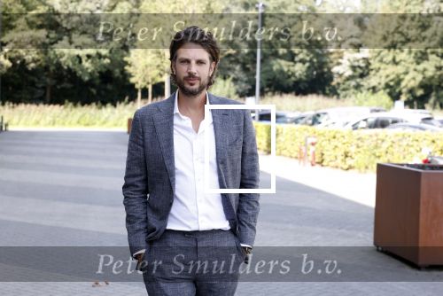 Barneveld 23 augustus 2023
Dorian Bindels en Soy Kroon gaan de mannelijke hoofdrollen spelen in 40-45 de Musical die door Studio 100 geproduceerd wordt . De vrouwelijke hoofdrollen worden vertolkt door Niniane Everaert en Gaia Aikman .De voorstelling gaat spelen in de midden Nederland hallen. Gert Verhulst is de bedenker. Renze Klamer presenteert het .