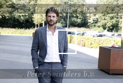 Barneveld 23 augustus 2023
Dorian Bindels en Soy Kroon gaan de mannelijke hoofdrollen spelen in 40-45 de Musical die door Studio 100 geproduceerd wordt . De vrouwelijke hoofdrollen worden vertolkt door Niniane Everaert en Gaia Aikman .De voorstelling gaat spelen in de midden Nederland hallen. Gert Verhulst is de bedenker. Renze Klamer presenteert het .