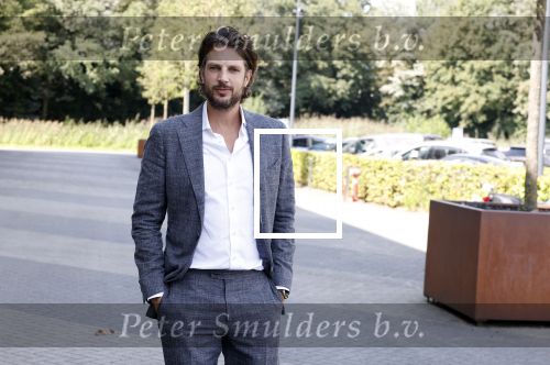 Barneveld 23 augustus 2023
Dorian Bindels en Soy Kroon gaan de mannelijke hoofdrollen spelen in 40-45 de Musical die door Studio 100 geproduceerd wordt . De vrouwelijke hoofdrollen worden vertolkt door Niniane Everaert en Gaia Aikman .De voorstelling gaat spelen in de midden Nederland hallen. Gert Verhulst is de bedenker. Renze Klamer presenteert het .