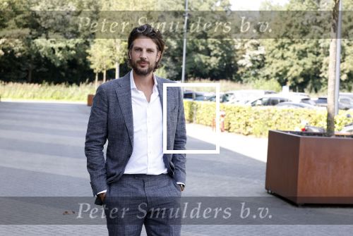 Barneveld 23 augustus 2023
Dorian Bindels en Soy Kroon gaan de mannelijke hoofdrollen spelen in 40-45 de Musical die door Studio 100 geproduceerd wordt . De vrouwelijke hoofdrollen worden vertolkt door Niniane Everaert en Gaia Aikman .De voorstelling gaat spelen in de midden Nederland hallen. Gert Verhulst is de bedenker. Renze Klamer presenteert het .