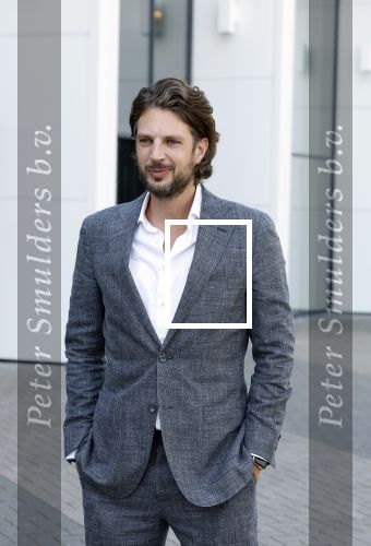 Barneveld 23 augustus 2023
Dorian Bindels en Soy Kroon gaan de mannelijke hoofdrollen spelen in 40-45 de Musical die door Studio 100 geproduceerd wordt . De vrouwelijke hoofdrollen worden vertolkt door Niniane Everaert en Gaia Aikman .De voorstelling gaat spelen in de midden Nederland hallen. Gert Verhulst is de bedenker. Renze Klamer presenteert het .