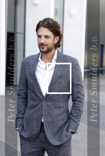 Barneveld 23 augustus 2023
Dorian Bindels en Soy Kroon gaan de mannelijke hoofdrollen spelen in 40-45 de Musical die door Studio 100 geproduceerd wordt . De vrouwelijke hoofdrollen worden vertolkt door Niniane Everaert en Gaia Aikman .De voorstelling gaat spelen in de midden Nederland hallen. Gert Verhulst is de bedenker. Renze Klamer presenteert het .