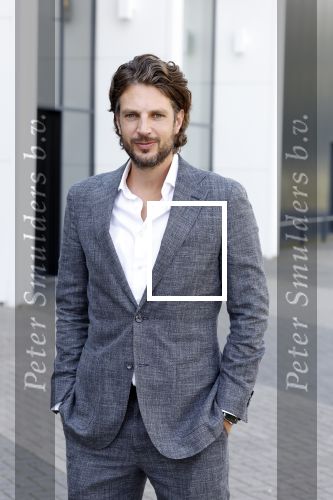 Barneveld 23 augustus 2023
Dorian Bindels en Soy Kroon gaan de mannelijke hoofdrollen spelen in 40-45 de Musical die door Studio 100 geproduceerd wordt . De vrouwelijke hoofdrollen worden vertolkt door Niniane Everaert en Gaia Aikman .De voorstelling gaat spelen in de midden Nederland hallen. Gert Verhulst is de bedenker. Renze Klamer presenteert het .