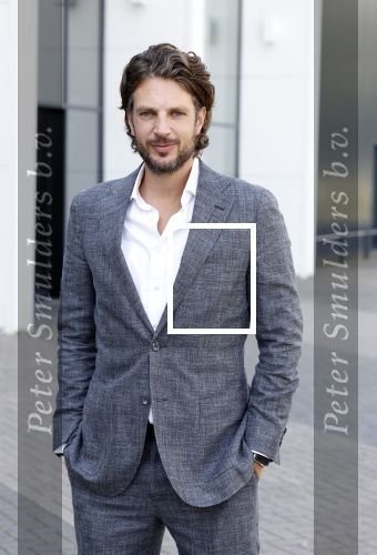Barneveld 23 augustus 2023
Dorian Bindels en Soy Kroon gaan de mannelijke hoofdrollen spelen in 40-45 de Musical die door Studio 100 geproduceerd wordt . De vrouwelijke hoofdrollen worden vertolkt door Niniane Everaert en Gaia Aikman .De voorstelling gaat spelen in de midden Nederland hallen. Gert Verhulst is de bedenker. Renze Klamer presenteert het .