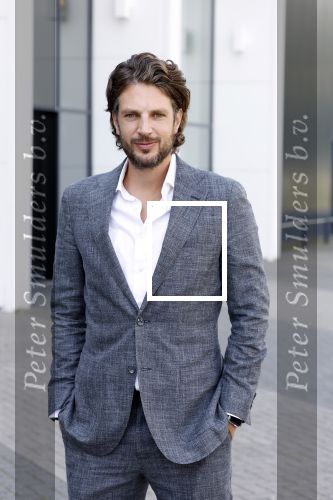 Barneveld 23 augustus 2023
Dorian Bindels en Soy Kroon gaan de mannelijke hoofdrollen spelen in 40-45 de Musical die door Studio 100 geproduceerd wordt . De vrouwelijke hoofdrollen worden vertolkt door Niniane Everaert en Gaia Aikman .De voorstelling gaat spelen in de midden Nederland hallen. Gert Verhulst is de bedenker. Renze Klamer presenteert het .