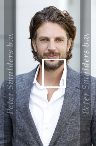 Barneveld 23 augustus 2023
Dorian Bindels en Soy Kroon gaan de mannelijke hoofdrollen spelen in 40-45 de Musical die door Studio 100 geproduceerd wordt . De vrouwelijke hoofdrollen worden vertolkt door Niniane Everaert en Gaia Aikman .De voorstelling gaat spelen in de midden Nederland hallen. Gert Verhulst is de bedenker. Renze Klamer presenteert het .