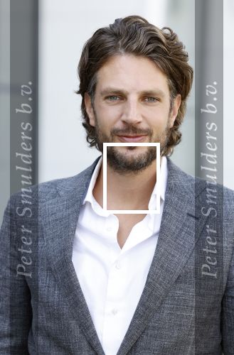 Barneveld 23 augustus 2023
Dorian Bindels en Soy Kroon gaan de mannelijke hoofdrollen spelen in 40-45 de Musical die door Studio 100 geproduceerd wordt . De vrouwelijke hoofdrollen worden vertolkt door Niniane Everaert en Gaia Aikman .De voorstelling gaat spelen in de midden Nederland hallen. Gert Verhulst is de bedenker. Renze Klamer presenteert het .