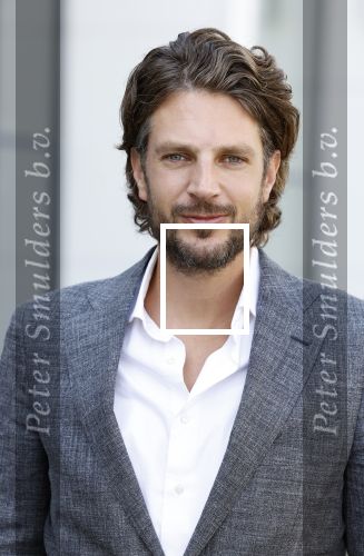 Barneveld 23 augustus 2023
Dorian Bindels en Soy Kroon gaan de mannelijke hoofdrollen spelen in 40-45 de Musical die door Studio 100 geproduceerd wordt . De vrouwelijke hoofdrollen worden vertolkt door Niniane Everaert en Gaia Aikman .De voorstelling gaat spelen in de midden Nederland hallen. Gert Verhulst is de bedenker. Renze Klamer presenteert het .