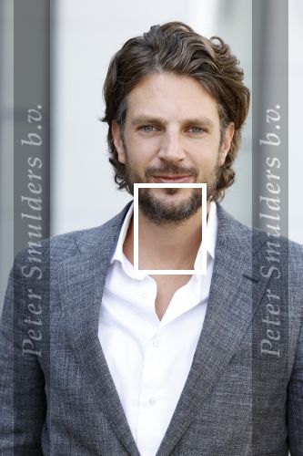 Barneveld 23 augustus 2023
Dorian Bindels en Soy Kroon gaan de mannelijke hoofdrollen spelen in 40-45 de Musical die door Studio 100 geproduceerd wordt . De vrouwelijke hoofdrollen worden vertolkt door Niniane Everaert en Gaia Aikman .De voorstelling gaat spelen in de midden Nederland hallen. Gert Verhulst is de bedenker. Renze Klamer presenteert het .