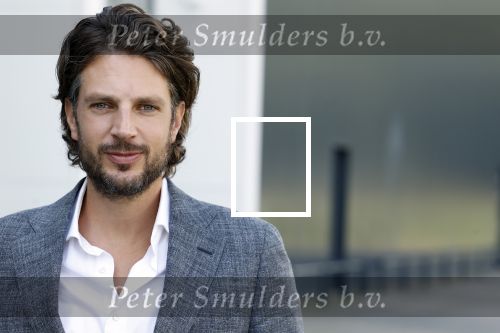 Barneveld 23 augustus 2023
Dorian Bindels en Soy Kroon gaan de mannelijke hoofdrollen spelen in 40-45 de Musical die door Studio 100 geproduceerd wordt . De vrouwelijke hoofdrollen worden vertolkt door Niniane Everaert en Gaia Aikman .De voorstelling gaat spelen in de midden Nederland hallen. Gert Verhulst is de bedenker. Renze Klamer presenteert het .