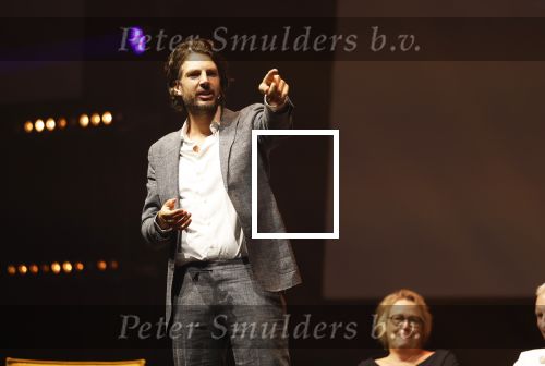 Barneveld 23 augustus 2023
Dorian Bindels en Soy Kroon gaan de mannelijke hoofdrollen spelen in 40-45 de Musical die door Studio 100 geproduceerd wordt . De vrouwelijke hoofdrollen worden vertolkt door Niniane Everaert en Gaia Aikman .De voorstelling gaat spelen in de midden Nederland hallen. Gert Verhulst is de bedenker. Renze Klamer presenteert het .