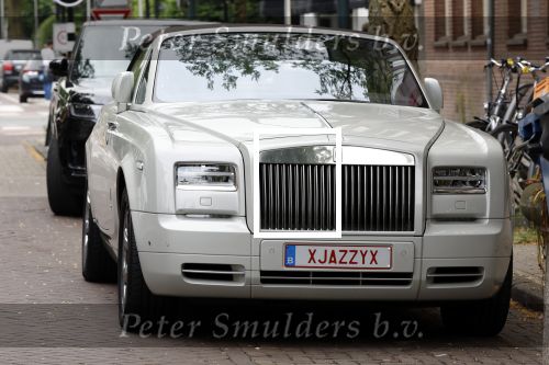 Amsterdam 29 juni 2023
Ronnie Rosenbaum zijn Rolls Royce en zittend op bankje in Amsterdam zuid.