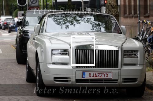Amsterdam 29 juni 2023
Ronnie Rosenbaum zijn Rolls Royce en zittend op bankje in Amsterdam zuid.