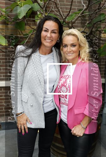 Amsterdam 4 september 2023
Boek presentatie Heleen v Royen bij het college Hotel. Samantha Steenwijk met partner Daisy