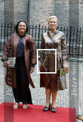 Den Haag 19 september 2023
Prinsjesdag 2023 . Aankomst van de ministers met partners en Staatsecretarissen met partners op het binnenhof. Sigrid Kaag met een kennis