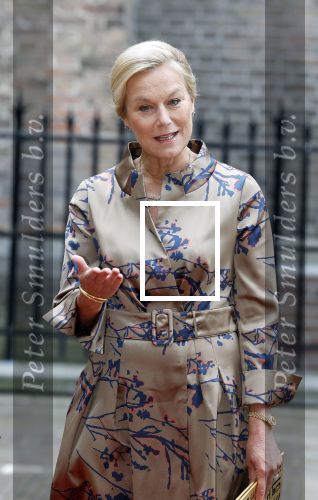 Den Haag 19 september 2023
Prinsjesdag 2023 . Aankomst van de ministers met partners en Staatsecretarissen met partners op het binnenhof. Sigrid Kaag met een kennis