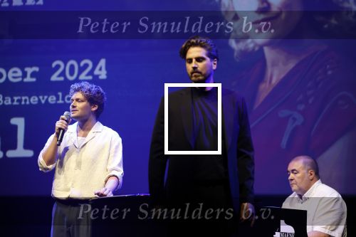 Barneveld 23 augustus 2023
Dorian Bindels en Soy Kroon gaan de mannelijke hoofdrollen spelen in 40-45 de Musical die door Studio 100 geproduceerd wordt . De vrouwelijke hoofdrollen worden vertolkt door Niniane Everaert en Gaia Aikman .De voorstelling gaat spelen in de midden Nederland hallen. Gert Verhulst is de bedenker. Renze Klamer presenteert het .