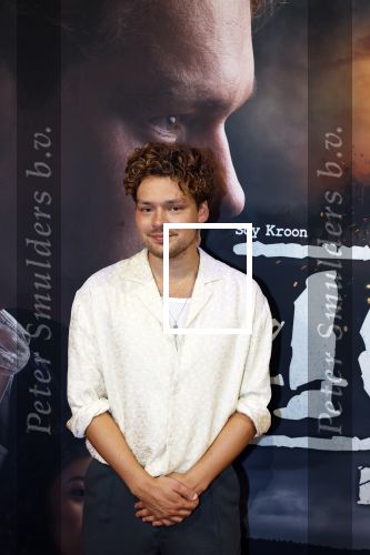 Barneveld 23 augustus 2023
Dorian Bindels en Soy Kroon gaan de mannelijke hoofdrollen spelen in 40-45 de Musical die door Studio 100 geproduceerd wordt . De vrouwelijke hoofdrollen worden vertolkt door Niniane Everaert en Gaia Aikman .De voorstelling gaat spelen in de midden Nederland hallen. Gert Verhulst is de bedenker. Renze Klamer presenteert het .