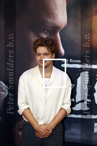 Barneveld 23 augustus 2023
Dorian Bindels en Soy Kroon gaan de mannelijke hoofdrollen spelen in 40-45 de Musical die door Studio 100 geproduceerd wordt . De vrouwelijke hoofdrollen worden vertolkt door Niniane Everaert en Gaia Aikman .De voorstelling gaat spelen in de midden Nederland hallen. Gert Verhulst is de bedenker. Renze Klamer presenteert het .