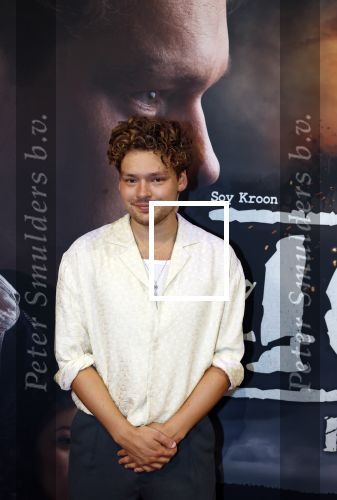 Barneveld 23 augustus 2023
Dorian Bindels en Soy Kroon gaan de mannelijke hoofdrollen spelen in 40-45 de Musical die door Studio 100 geproduceerd wordt . De vrouwelijke hoofdrollen worden vertolkt door Niniane Everaert en Gaia Aikman .De voorstelling gaat spelen in de midden Nederland hallen. Gert Verhulst is de bedenker. Renze Klamer presenteert het .