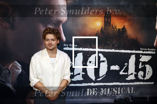 Barneveld 23 augustus 2023
Dorian Bindels en Soy Kroon gaan de mannelijke hoofdrollen spelen in 40-45 de Musical die door Studio 100 geproduceerd wordt . De vrouwelijke hoofdrollen worden vertolkt door Niniane Everaert en Gaia Aikman .De voorstelling gaat spelen in de midden Nederland hallen. Gert Verhulst is de bedenker. Renze Klamer presenteert het .