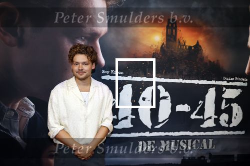 Barneveld 23 augustus 2023
Dorian Bindels en Soy Kroon gaan de mannelijke hoofdrollen spelen in 40-45 de Musical die door Studio 100 geproduceerd wordt . De vrouwelijke hoofdrollen worden vertolkt door Niniane Everaert en Gaia Aikman .De voorstelling gaat spelen in de midden Nederland hallen. Gert Verhulst is de bedenker. Renze Klamer presenteert het .