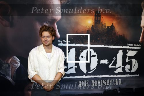 Barneveld 23 augustus 2023
Dorian Bindels en Soy Kroon gaan de mannelijke hoofdrollen spelen in 40-45 de Musical die door Studio 100 geproduceerd wordt . De vrouwelijke hoofdrollen worden vertolkt door Niniane Everaert en Gaia Aikman .De voorstelling gaat spelen in de midden Nederland hallen. Gert Verhulst is de bedenker. Renze Klamer presenteert het .