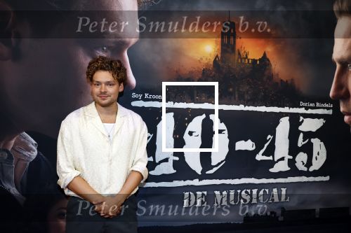 Barneveld 23 augustus 2023
Dorian Bindels en Soy Kroon gaan de mannelijke hoofdrollen spelen in 40-45 de Musical die door Studio 100 geproduceerd wordt . De vrouwelijke hoofdrollen worden vertolkt door Niniane Everaert en Gaia Aikman .De voorstelling gaat spelen in de midden Nederland hallen. Gert Verhulst is de bedenker. Renze Klamer presenteert het .