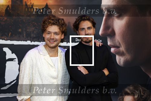 Barneveld 23 augustus 2023
Dorian Bindels en Soy Kroon gaan de mannelijke hoofdrollen spelen in 40-45 de Musical die door Studio 100 geproduceerd wordt . De vrouwelijke hoofdrollen worden vertolkt door Niniane Everaert en Gaia Aikman .De voorstelling gaat spelen in de midden Nederland hallen. Gert Verhulst is de bedenker. Renze Klamer presenteert het .