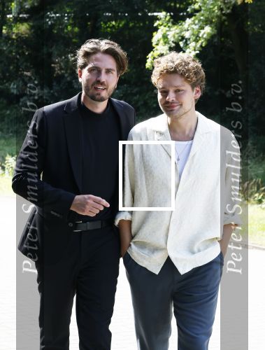 Barneveld 23 augustus 2023
Dorian Bindels en Soy Kroon gaan de mannelijke hoofdrollen spelen in 40-45 de Musical die door Studio 100 geproduceerd wordt . De voorstelling gaast spelen in de midden Nederland hallen.