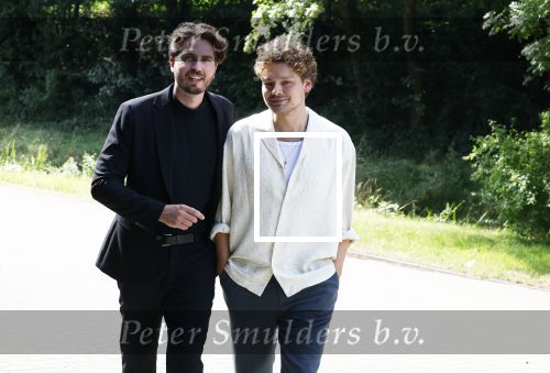 Barneveld 23 augustus 2023
Dorian Bindels en Soy Kroon gaan de mannelijke hoofdrollen spelen in 40-45 de Musical die door Studio 100 geproduceerd wordt . De voorstelling gaast spelen in de midden Nederland hallen.