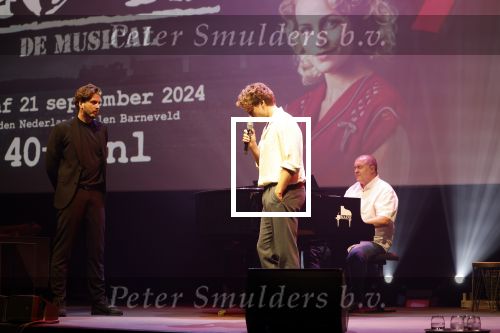 Barneveld 23 augustus 2023
Dorian Bindels en Soy Kroon gaan de mannelijke hoofdrollen spelen in 40-45 de Musical die door Studio 100 geproduceerd wordt . De vrouwelijke hoofdrollen worden vertolkt door Niniane Everaert en Gaia Aikman .De voorstelling gaat spelen in de midden Nederland hallen. Gert Verhulst is de bedenker. Renze Klamer presenteert het .