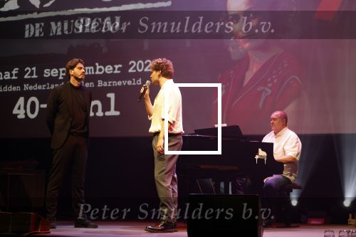 Barneveld 23 augustus 2023
Dorian Bindels en Soy Kroon gaan de mannelijke hoofdrollen spelen in 40-45 de Musical die door Studio 100 geproduceerd wordt . De vrouwelijke hoofdrollen worden vertolkt door Niniane Everaert en Gaia Aikman .De voorstelling gaat spelen in de midden Nederland hallen. Gert Verhulst is de bedenker. Renze Klamer presenteert het .