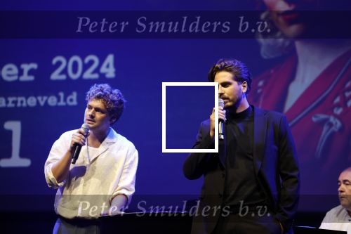 Barneveld 23 augustus 2023
Dorian Bindels en Soy Kroon gaan de mannelijke hoofdrollen spelen in 40-45 de Musical die door Studio 100 geproduceerd wordt . De vrouwelijke hoofdrollen worden vertolkt door Niniane Everaert en Gaia Aikman .De voorstelling gaat spelen in de midden Nederland hallen. Gert Verhulst is de bedenker. Renze Klamer presenteert het .
