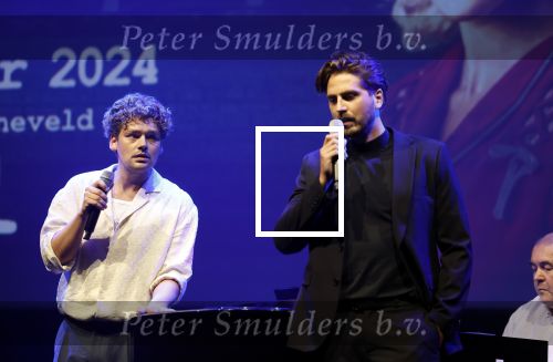 Barneveld 23 augustus 2023
Dorian Bindels en Soy Kroon gaan de mannelijke hoofdrollen spelen in 40-45 de Musical die door Studio 100 geproduceerd wordt . De vrouwelijke hoofdrollen worden vertolkt door Niniane Everaert en Gaia Aikman .De voorstelling gaat spelen in de midden Nederland hallen. Gert Verhulst is de bedenker. Renze Klamer presenteert het .