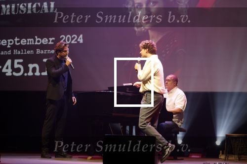 Barneveld 23 augustus 2023
Dorian Bindels en Soy Kroon gaan de mannelijke hoofdrollen spelen in 40-45 de Musical die door Studio 100 geproduceerd wordt . De vrouwelijke hoofdrollen worden vertolkt door Niniane Everaert en Gaia Aikman .De voorstelling gaat spelen in de midden Nederland hallen. Gert Verhulst is de bedenker. Renze Klamer presenteert het .