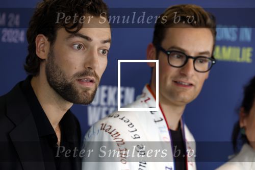 Scheveningen 26 september 2023
de familie Chabot , Bart Chabot Yolanda Chabot  Splinter Chabot  Maurits  Chabot Sebastiaan  Chabot en Storm Chabot bij presentatie boekenweek geschenk wat ze als familie hebben geschreven.
