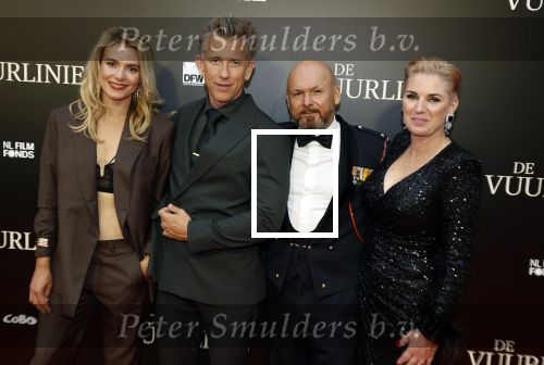 Amsterdam 11 september 2023
Premiere de Vuurlinie in Thuschinski Amsterdam . Marco Kroon kwam met zijn vrouw . Marco met Waldemar Torenstra en Sallie Harmsen