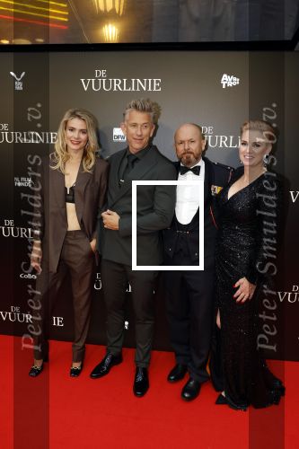 Amsterdam 11 september 2023
Premiere de Vuurlinie in Thuschinski Amsterdam . Marco Kroon kwam met zijn vrouw . Marco met Waldemar Torenstra en Sallie Harmsen