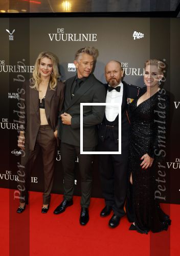 Amsterdam 11 september 2023
Premiere de Vuurlinie in Thuschinski Amsterdam . Marco Kroon kwam met zijn vrouw . Marco met Waldemar Torenstra en Sallie Harmsen