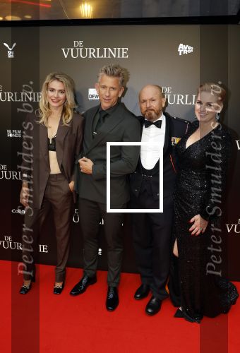 Amsterdam 11 september 2023
Premiere de Vuurlinie in Thuschinski Amsterdam . Marco Kroon kwam met zijn vrouw . Marco met Waldemar Torenstra en Sallie Harmsen