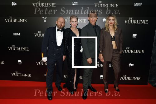 Amsterdam 11 september 2023
Premiere de Vuurlinie in Thuschinski Amsterdam . Marco Kroon kwam met zijn vrouw . Marco met Waldemar Torenstra en Sallie Harmsen
