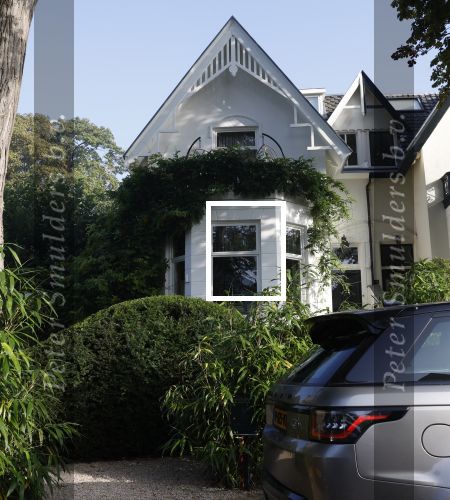 Bussum 9 september 2023
Xander Buisonje kust zijn vrouw Sophie als hij naar een optreden in Breda gaat. Xander heeft een vrouwlijke chauffeur  en vertrekt vanaf huis.